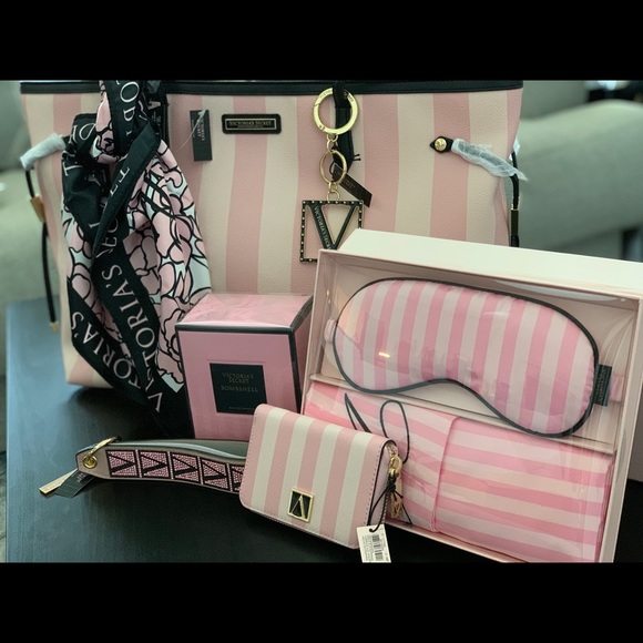 SOLD ❌❌VS Signature Pink Striped Tote Gift Set - Picture 3 of 13